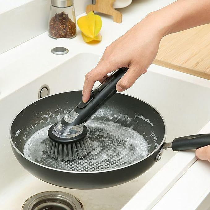 Brosse à vaisselle avec distributeur de détergent