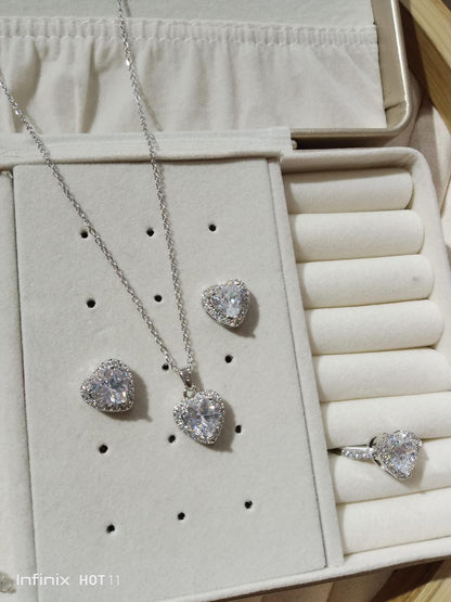 Lot de collier + bague + boucle coeur
